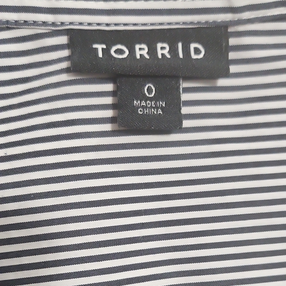 Torrid Black and White Striped Button Up Top 0 L - Picture 4 of 6
